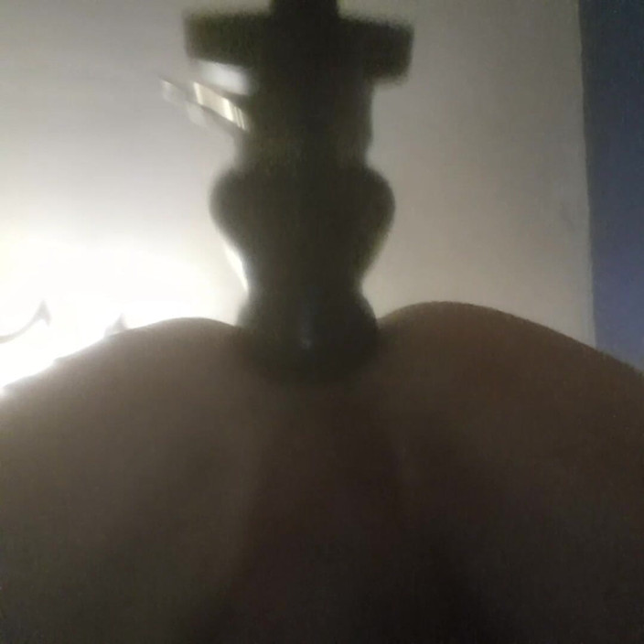 KIARA: Un grande dildo nel culo di lei