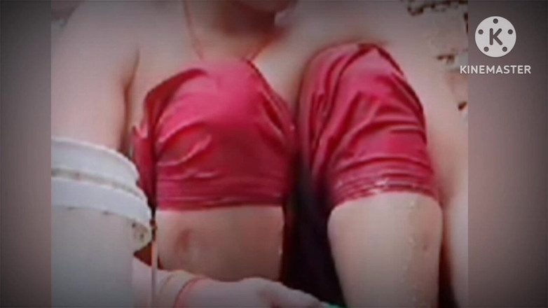 TricolorMusic3: Desi vesnická dívka přistižena při schovávání a masturbaci při koupeli