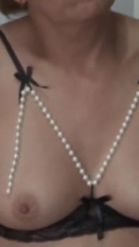 Éjaculations sur les seins de sa belle-mère et de sa femme poilue de 58 ans, masturbation mutuelle, baise, pipe,