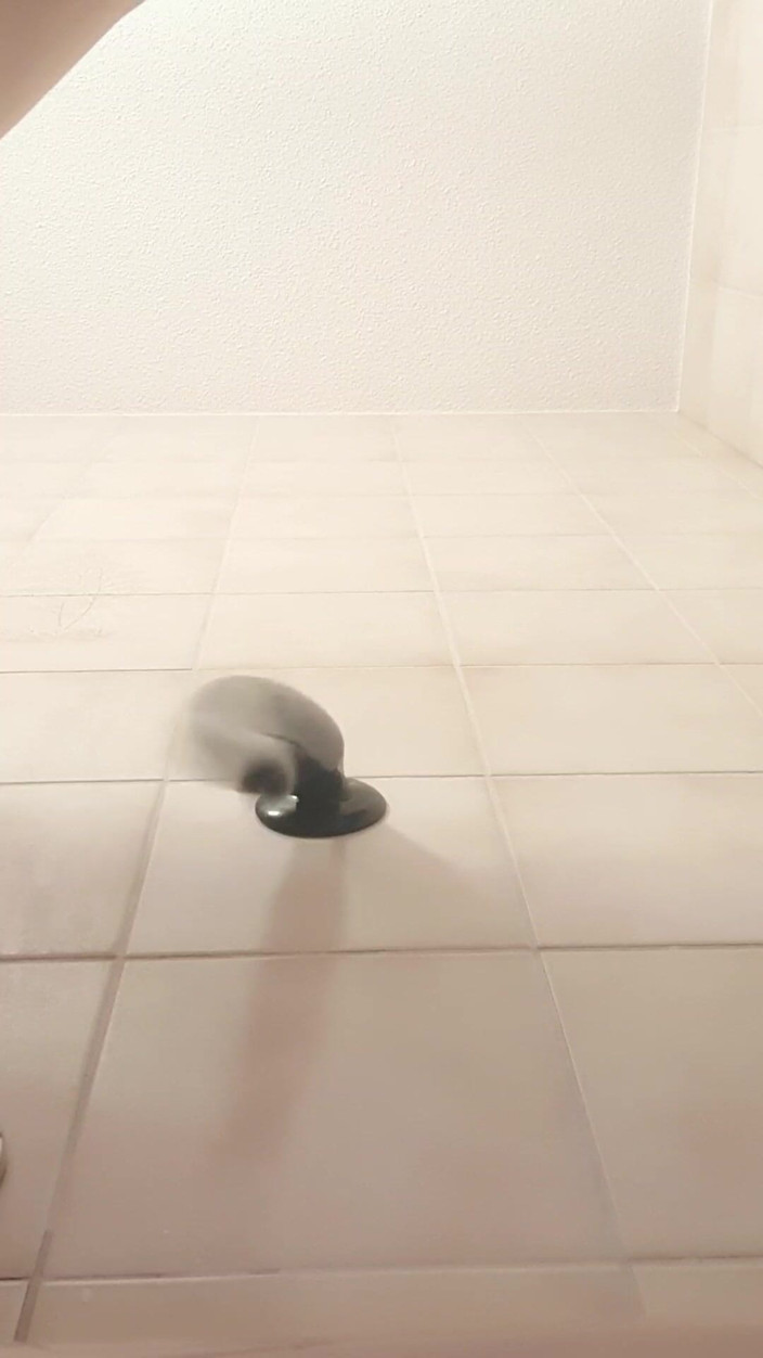 Timmyboy: Timmyboy face ca un vibrator de 50 cm să dispară în baie