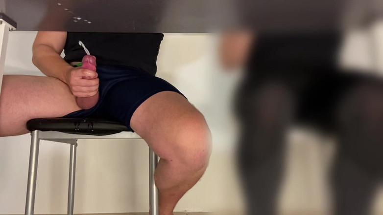 Lucas Nathan King: Enorme corrida debajo de la mesa de la escuela | Masturbándose...