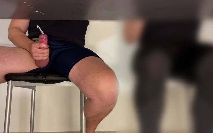 Lucas Nathan King: Enorme gozada debaixo da mesa da escola | Masturbando na escola