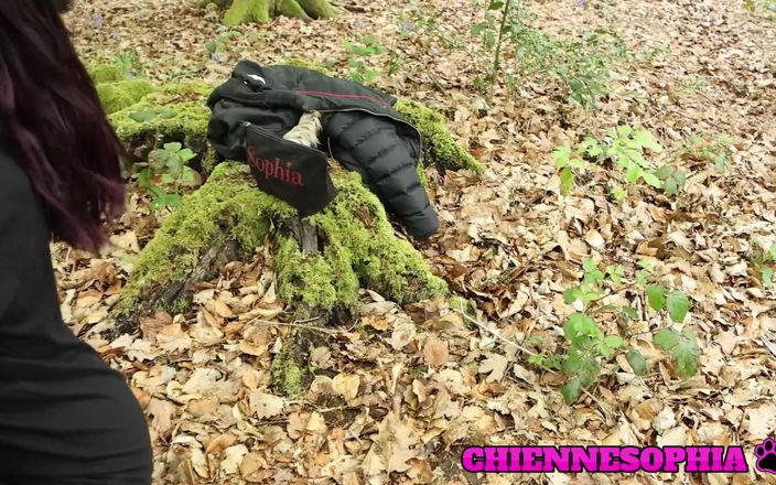 chienne sophia: 粉丝群P吞精并做爱森林