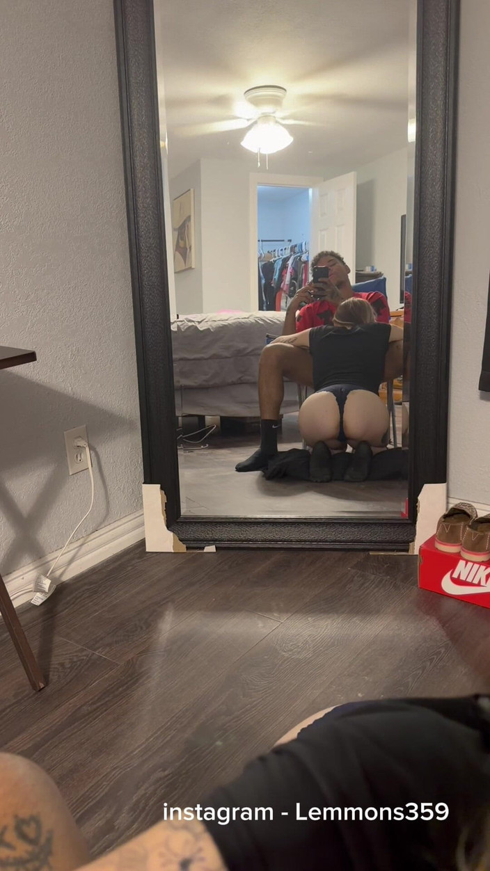 LuluLemons000: 鏡の前でセクシーなブロンドのスラットがチンコをしゃぶる