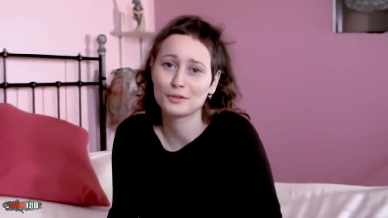 MMM100: Tina: Tina comel melancap di atas katilnya