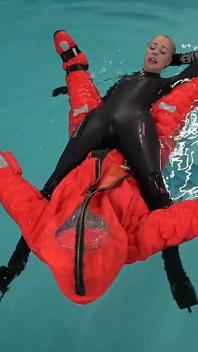 Human Life Raft - tuta gonfiata e dominazione in piscina di schiava