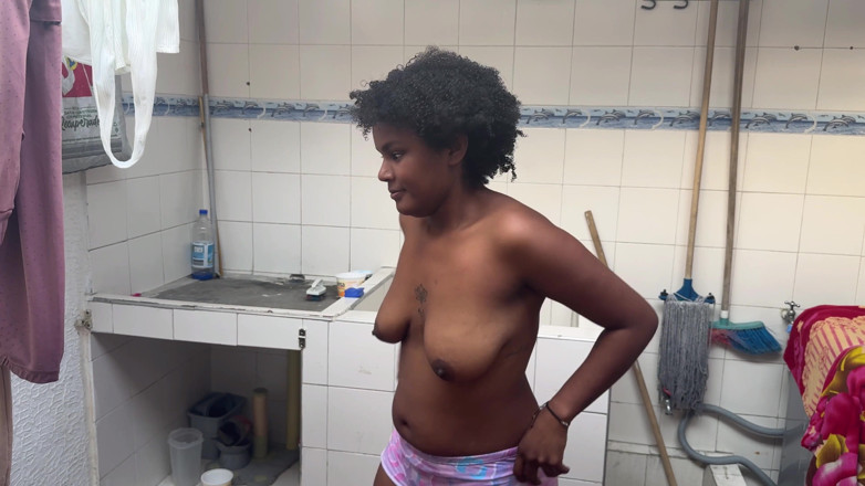katyJay: Minha madrasta rabuda me ajuda a tomar banho e acabamos...