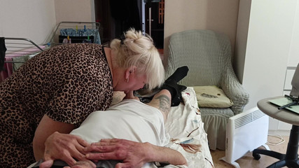 Zona901: 邻居在按摩桌上吮吸和撸管我的鸡巴并吞精