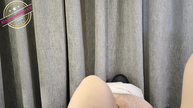 KinkyFamily: Älskarinnan knullar sin slavmake med fötterna i rumpan och gnider...