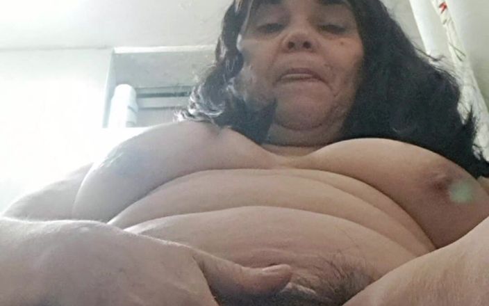 Mommy big hairy pussy: Milf caliente monta frotando su coño en el trasero