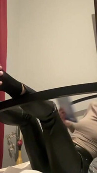 Er leckt, schnüffelt und massiert meine beine in strumpfhosen und dann meine nackten Füße