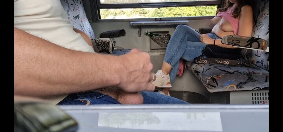 JonDickFlash: Expunere de pulă în tren Străin își arată țâțele în timp ce o vede...