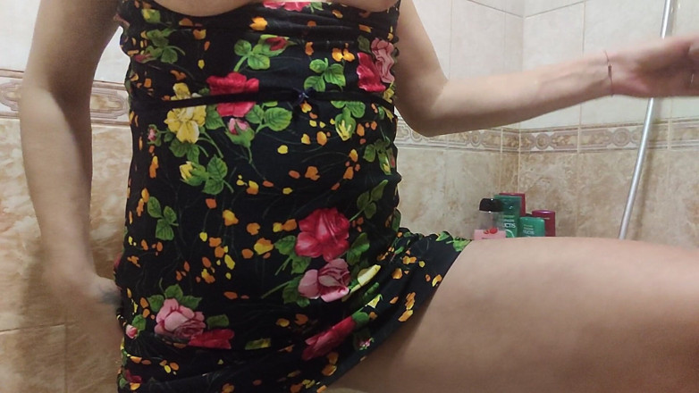 DirtyLubov: 浴室里的性感和肛门手淫