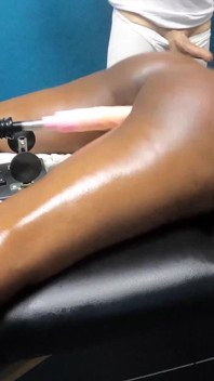 Massaggio con macchina del sesso ebano | Orgasmo multiplo solista per donna di colore sul letto massaggio