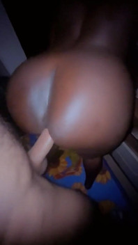 De quatro em pé enquanto ela se inclina