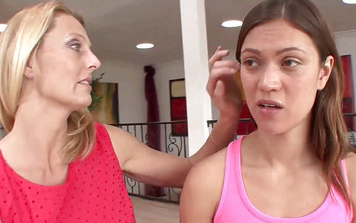 Lesbian Illusion: Matură sexy lesbiană simte mirosul pizdei tinere a fiicei ei...