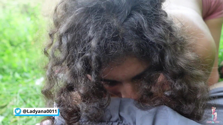 LadyAna: 我操了一个喜欢在大鸡巴上潮吹的意大利女孩