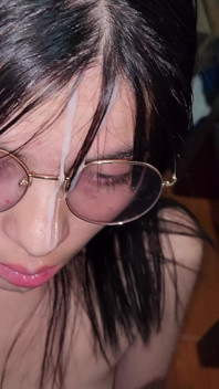 La sexy et sexy Laura se tape un technicien qui a réparé son ordinateur ! Elle se fait éjaculer sur le visage