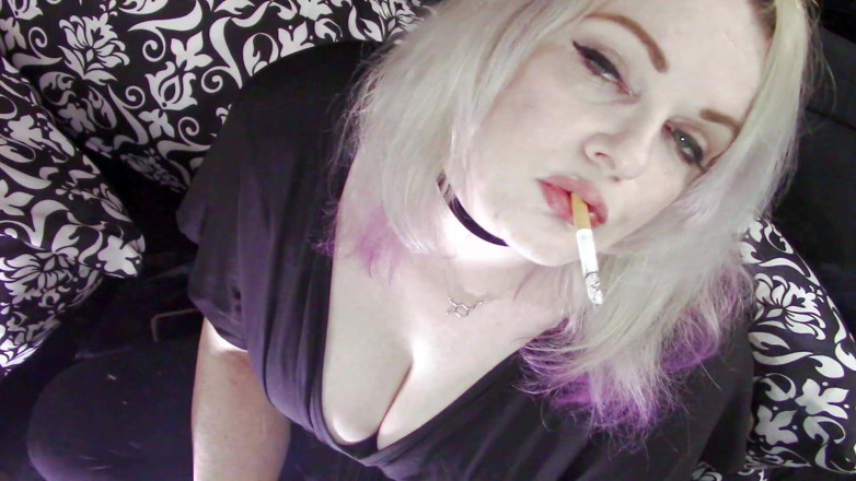 Smoke Temptress Annie Vox - Smoking Fetish: Висячий червоний в чорній сукні