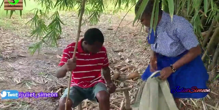 Julietsimeon: Julietsimeon la ragazza, fu scopata da un contadino nel cespuglio.