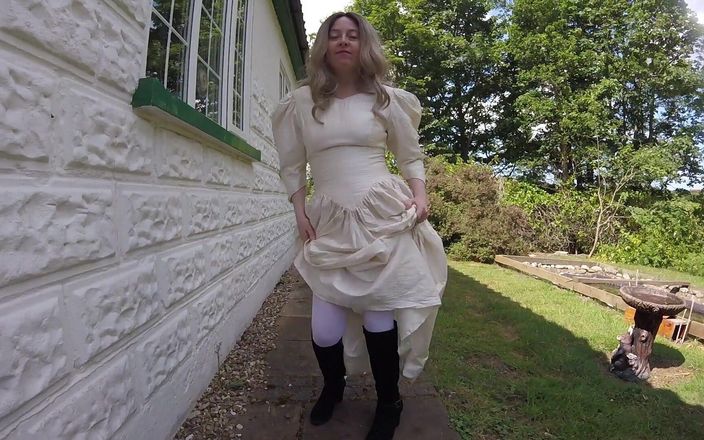 Horny vixen: Gaun pengantin, sepatu bot, dan stoking di luar ruangan
