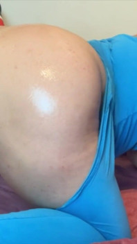 CAMMEISJE MET RONDE KONT WORDT GEK IN DE CAMERA!! GEWELDIG SPERMA HIER!