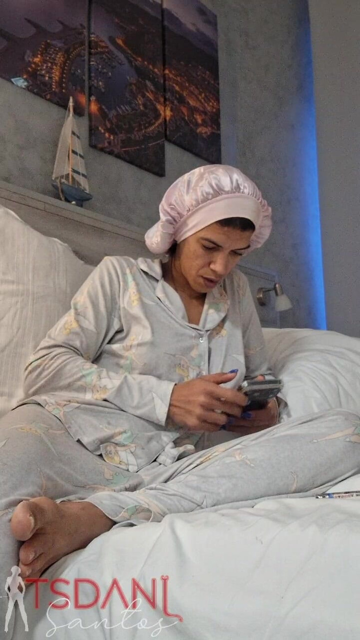 Tsdanisantos1: Thuis van een goede shemale die haar lul laat zien