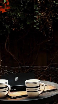 Vurige roodharige Jodi Taylor en Pepper Kester neuken en beten kont tot ze uitgeput zijn