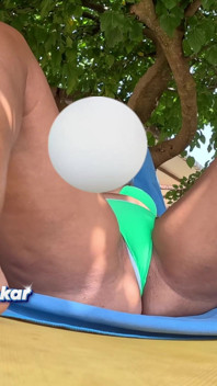 Lelaki menjolok pepeknya dengan kelipan pepek di pantai awam berisiko