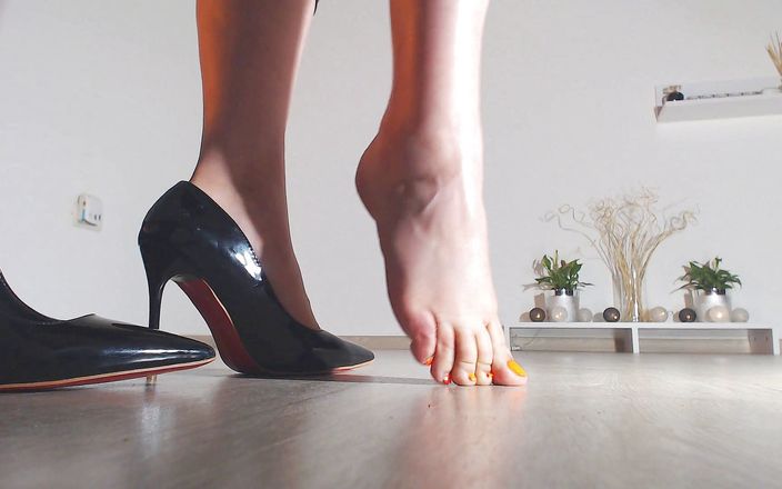 Legs On Heels: Đôi chân của tôi đi giày cao gót, đi dạo với ân sủng