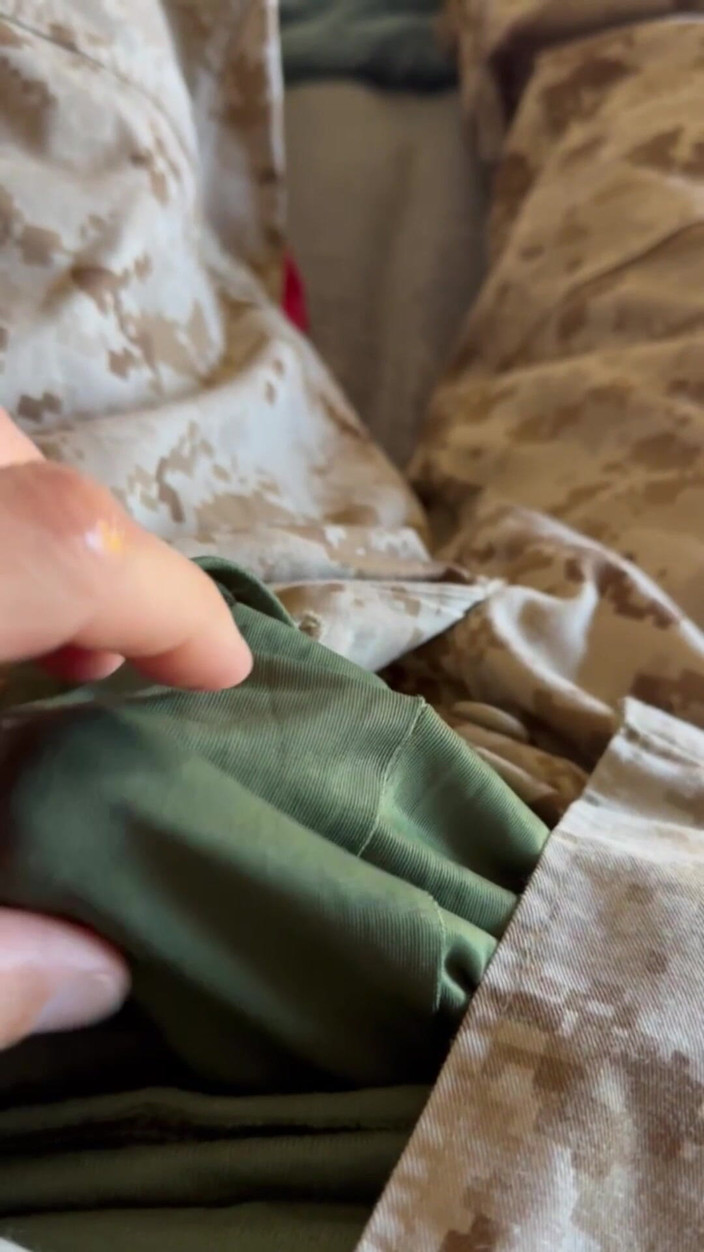 Gay Soldier Stuff: American Army Specialist Wear uniforma marine de o agățat și se...