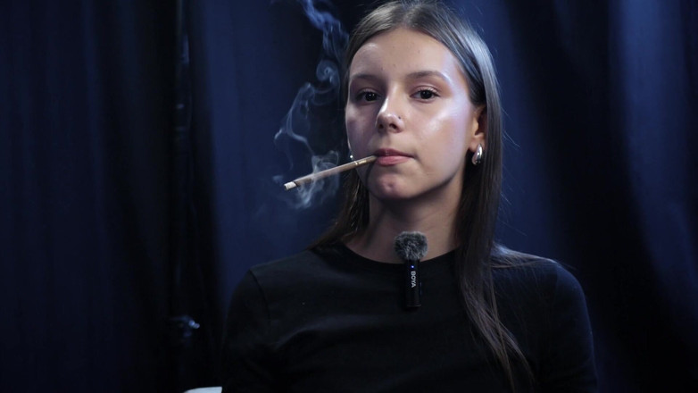 Russian Smokers: Junges mädchen raucht solo in einer ruhigen studio-session mit langsamen...