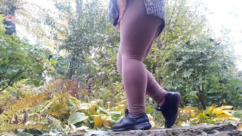 Elena: MILF in leggings pissing in autumn park