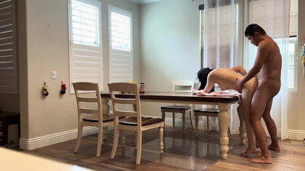 SquishMallow3328: Arkadaşımın karısını şehir dışındayken yemek masasında sikiyorum