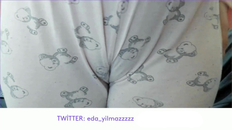 bigass_sexy_bigboobs: Cameltoe - memek bengkak - ngusap memek pakai piyama