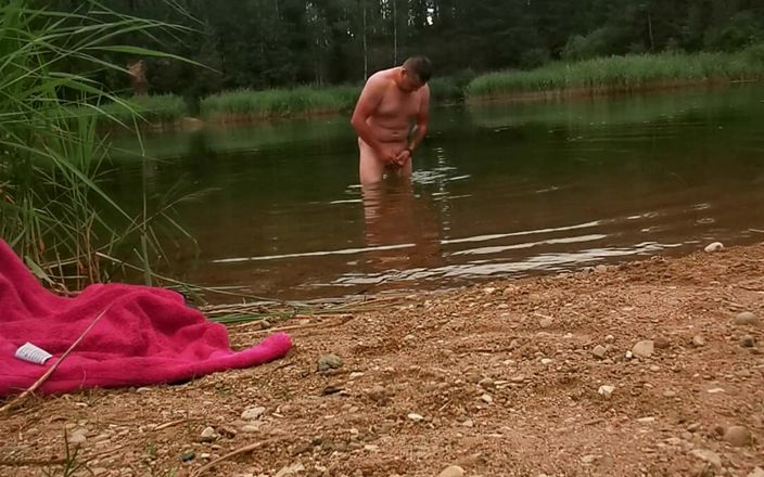 Lithuanian boy: Alleen naakt op het strand