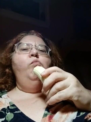 BBW nurse Vicki adventures with friends: Я обожаю мороженое, бананы и поп-ням
