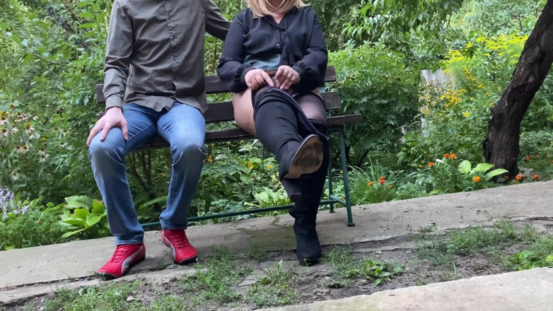 OurFetishLife: 変態義理の息子は、公園で義母が自慰行為をするのを見ています