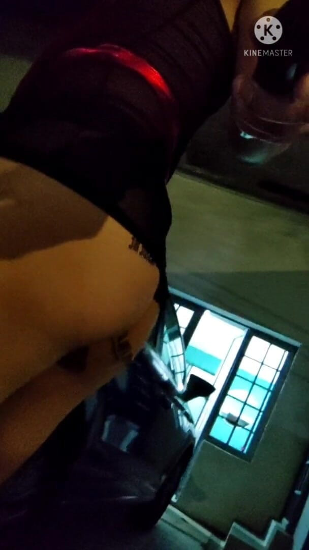 Traviezisha: Sissy travestiet in kuisheid loopt 's nachts in de straten met...