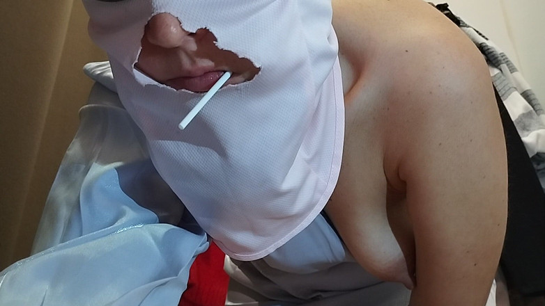 Amateur_MS: 性感的黑发女郎在试衣间试穿衣服。我正在看一个毛茸茸的毛茸茸的阴户