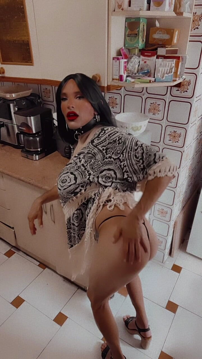 Sissy Slut Brianna: Vezi asta și știi deja că te-ai cersi să mă scoti din...