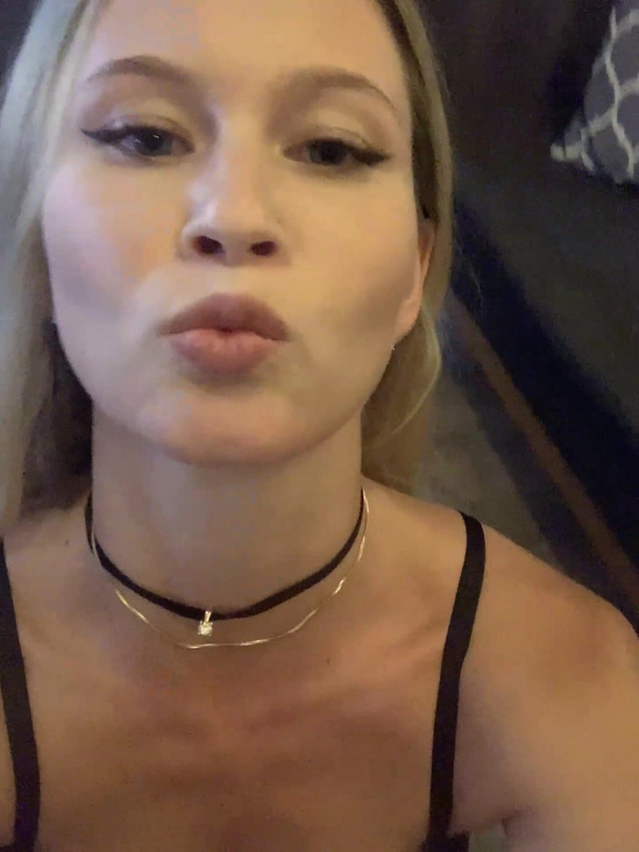 Stella Cardo: Hraní sportů Od sexy blondýnky, pohled spodek