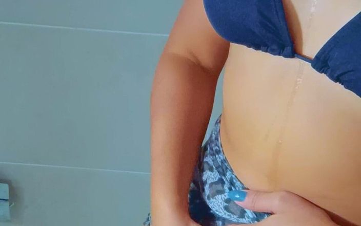 Little Dessert: Une belle latina bronzée prend une douche après la plage