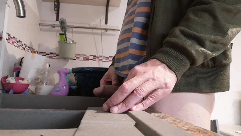 Rafael Torreano: Дрочу, кончаю и писаю на кухонную раковину