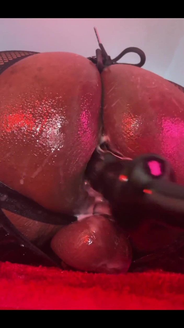 DipsoDeep: Femboy розтягує отвір з ділдо у формі конуса