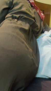 Hermosa culona milf en hijab monta una enorme polla