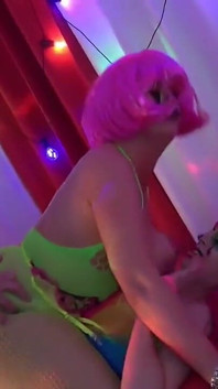 Bonnie Rose pembe yarak çılgını palyaçolarla tanışıyor