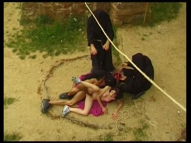 Horny Two really wet MILFs: Awek berambut merah dikongkek dalam pesta seks ritual