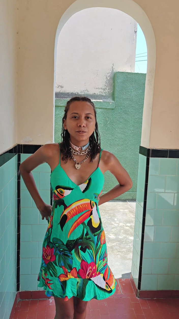 Lily Slav: スキニー サブミッシブ ストリップ