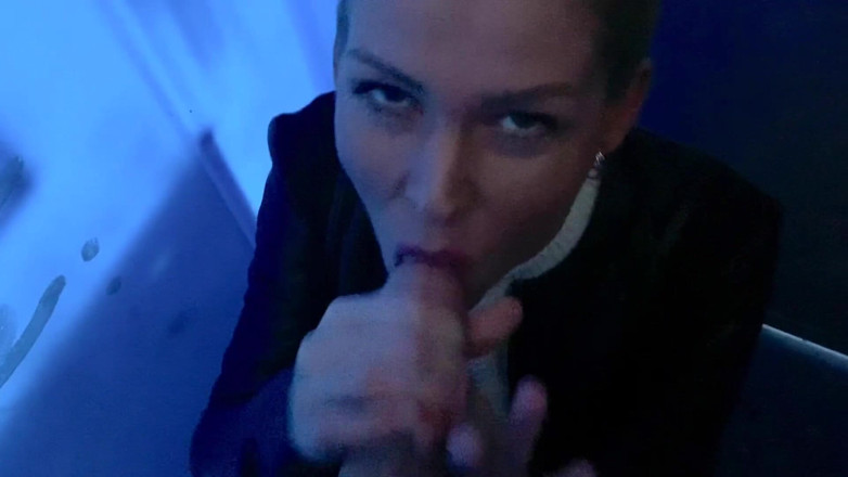 Claudia Macc: Blowjob di tandas awam